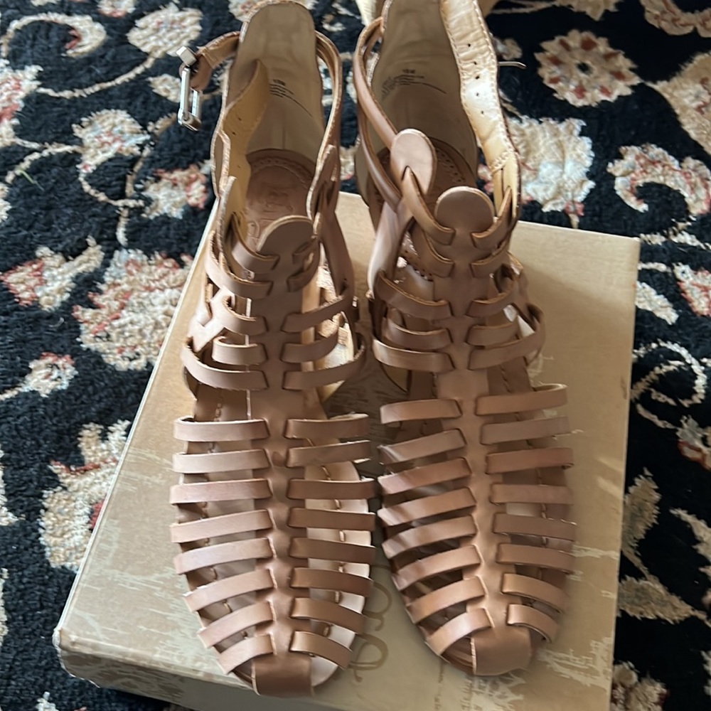 Latigo leather smile light brown Becca sandals!